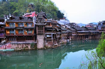  張家界國家森林公園、黃龍洞、鳳凰古城九景三晚四日游